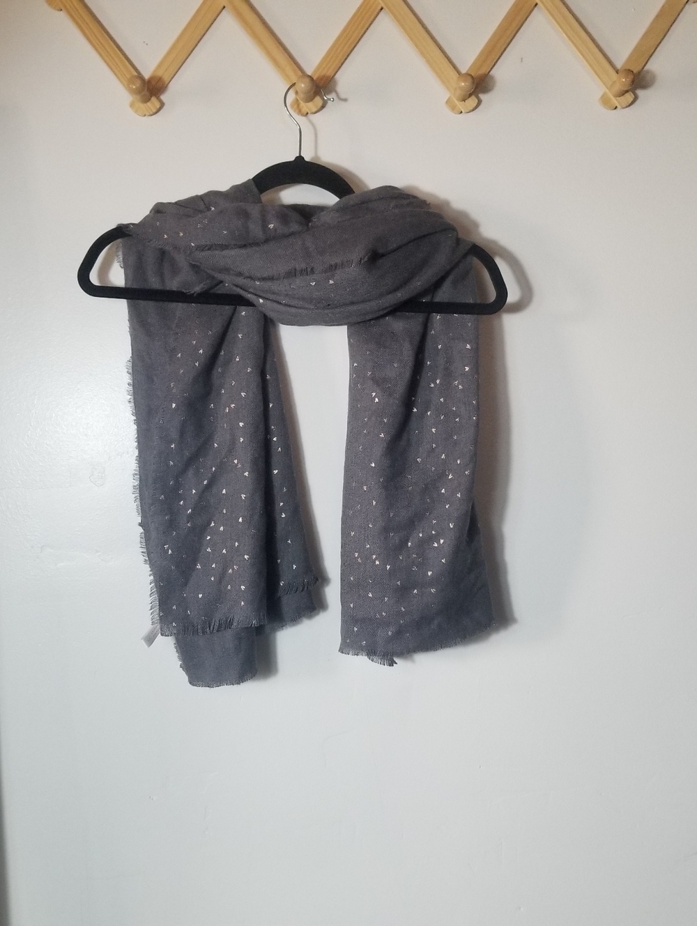 LC LAUREN CONRAD WOMEN'S GRAY SCARF WITH ROSE GOLD HEARTS